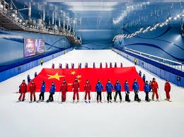 中甲冠军辽宁铁人队在沈阳故宫拍全家福：致敬历史，开启未来